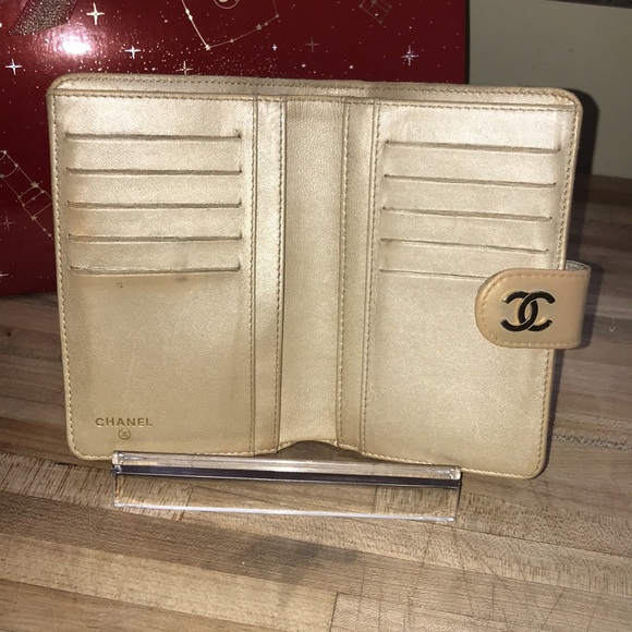 Chanel Gold Iridesent Camelia wallet w zipped up coin compartment. Gold hardware - Picture 3 of 8